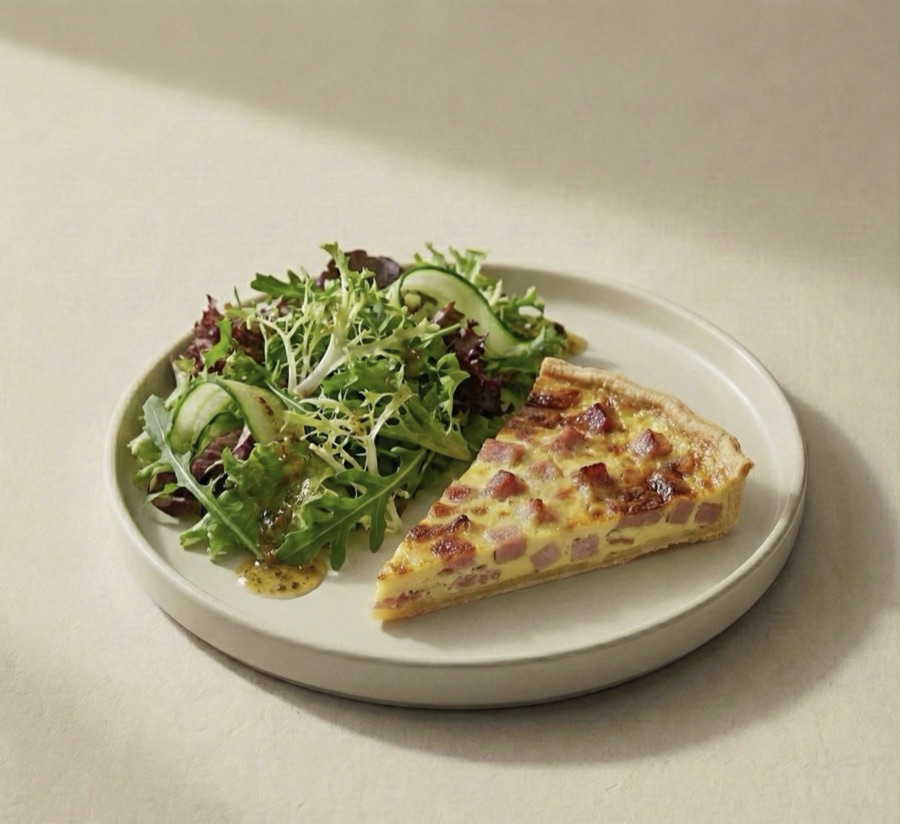 Quiche lorraine accompagnée de salade
